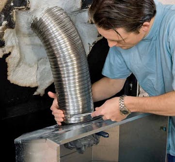 Takkasydän avotakkaan: Ennen uuden tiiliseinän muuraa-mista takkasydämen ympärille Takkasydän avotakkaan: Ennen uuden tiiliseinän muuraa-mista takkasydämen ympärille